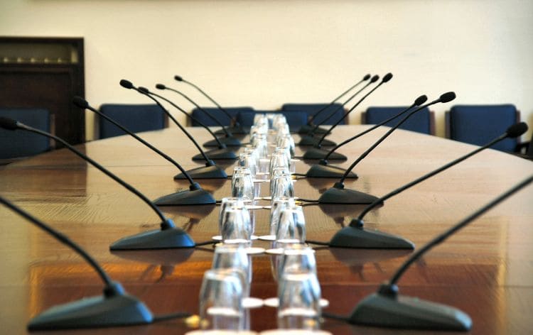 созвать собрание акционеров по решению органа 